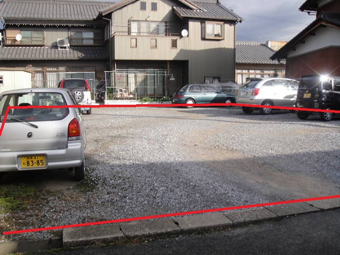 近くに病院、役場、郵便局もある好立地。南側道路で地形も◎