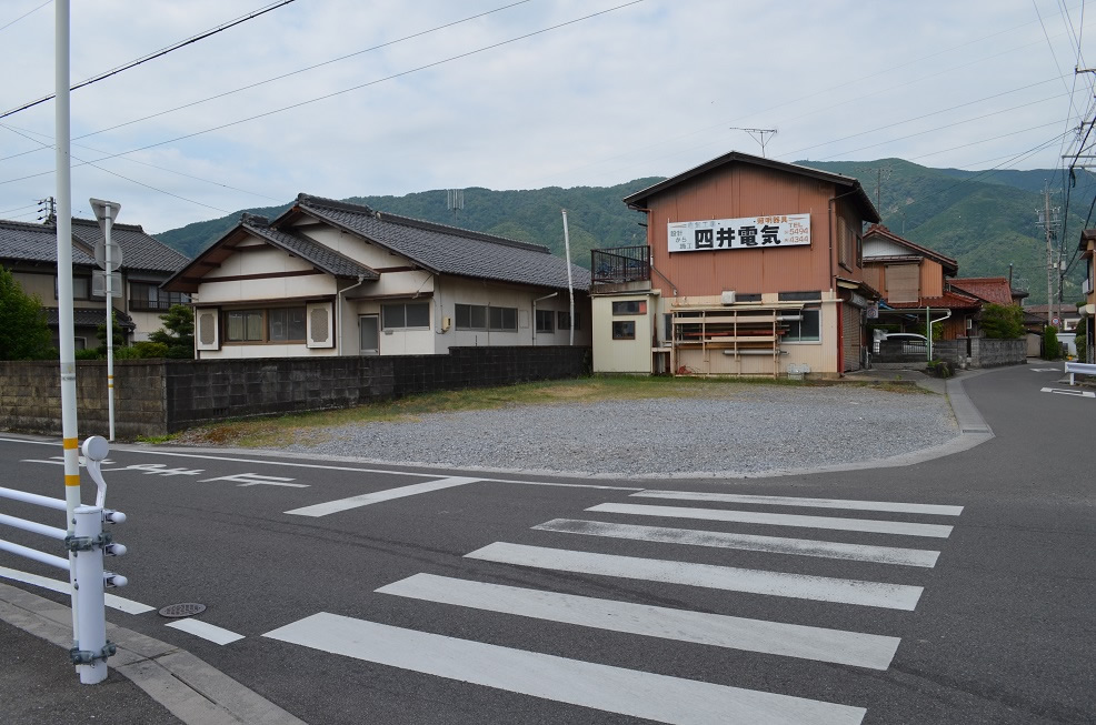 小学校目の前！の角地です。