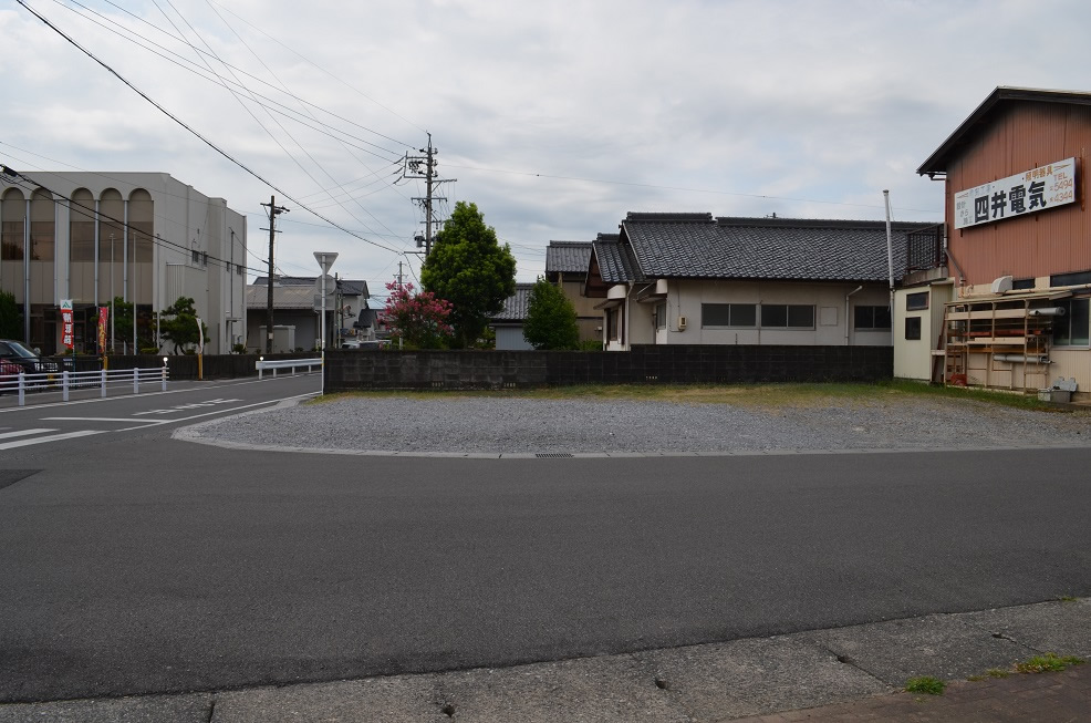 小学校目の前！の角地です。