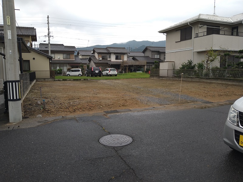 大型団地の中で、前面に公園と見晴らしの良い眺望有り！近くに町営プールとアリーナ有り！