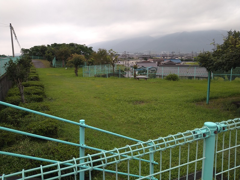 大型団地の中で、前面に公園と見晴らしの良い眺望有り！近くに町営プールとアリーナ有り！