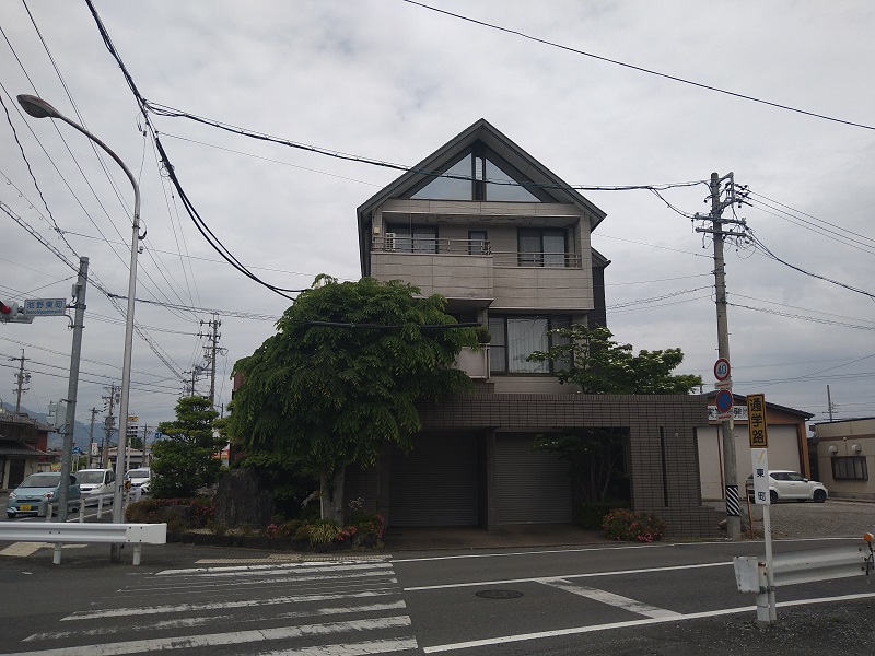 池田町のほぼ中央の旧歯科医院と住居